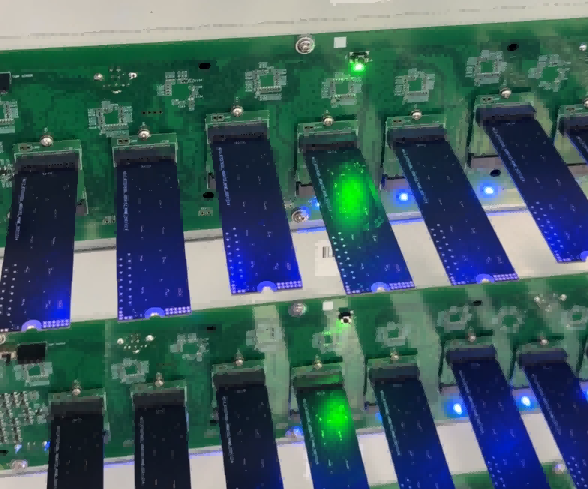 Achter betrouwbaarheid: een dag in de strenge dagelijkse testactiviteiten van moderne SSD-fabrieken