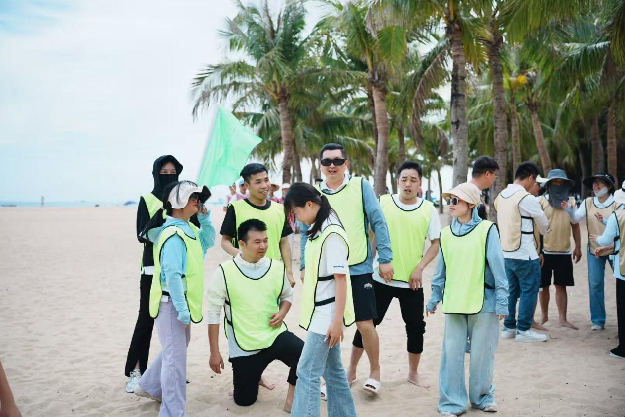 GUDGA-teamleden komen samen voor een teambuildingevenement aan zee GUDGA-teamleden komen samen voor een teambuildingevenement aan zee